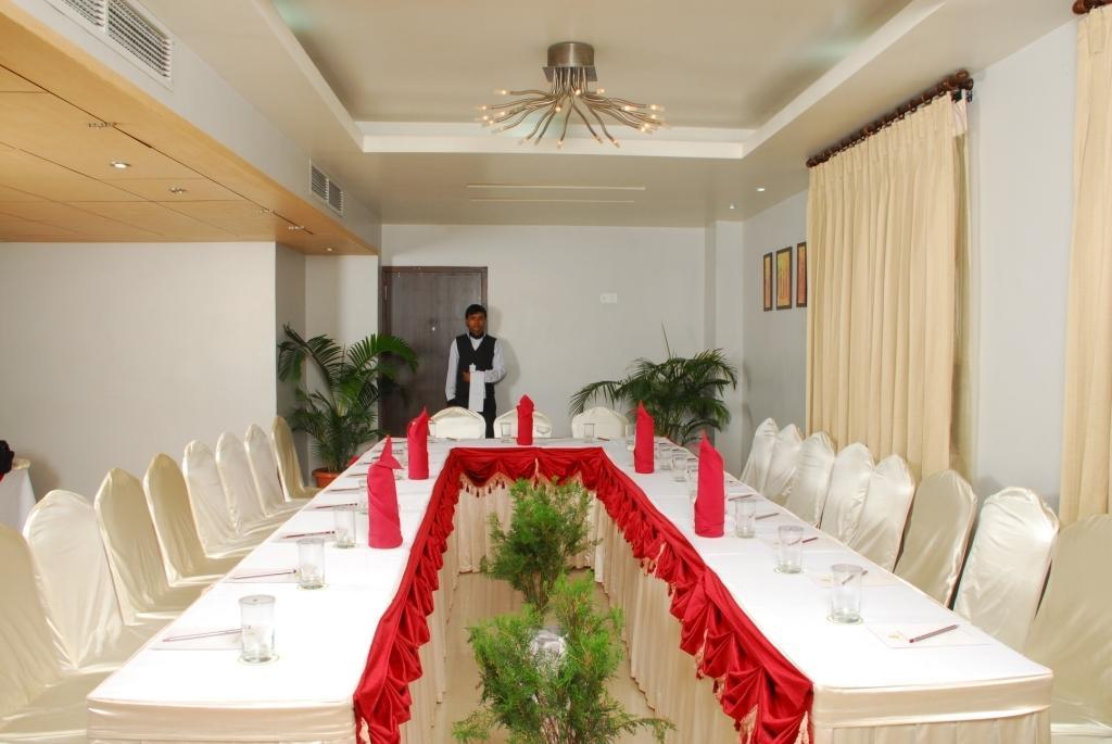 Kiranshree Portico Hotel Гувахати Екстериор снимка